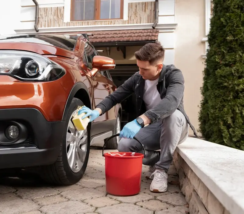 Lavage auto à domicile Belhomert-Guéhouville : professionnel intervenant sur un véhicule